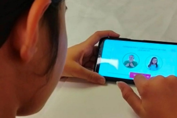 Una chica joven con un teléfono móvil, utilizando la app de comunicación y reconocimiento de las emociones