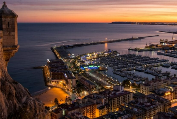 Imagen de la ciudad de Alicante, con el castillo de santa bárbara en la izquierda