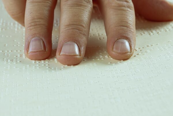mano leyendo un texto en braille