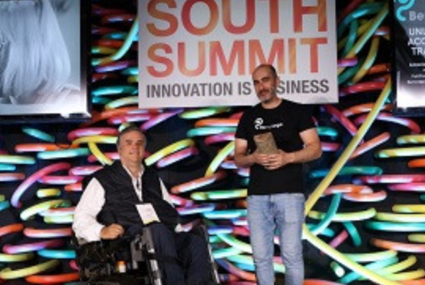 Entrega del premio 'Innovation and Social Inclusion Award’ a la startup BemyVega, en el South Summit 2022