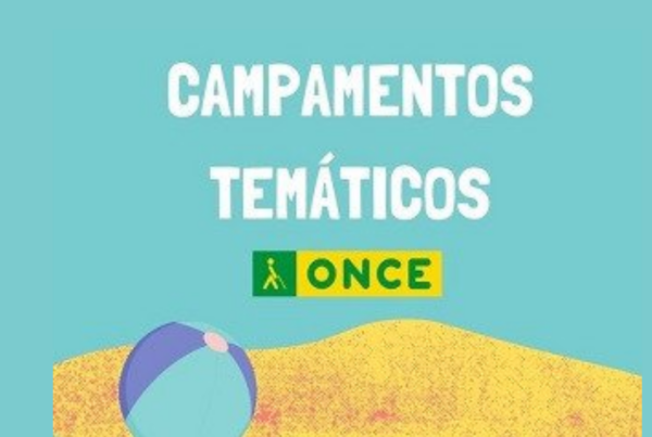 Cartel de los campamentos temáticos inclusivos de la ONCE, con fondo azul, arena de playa una pelota de playa de colores azules