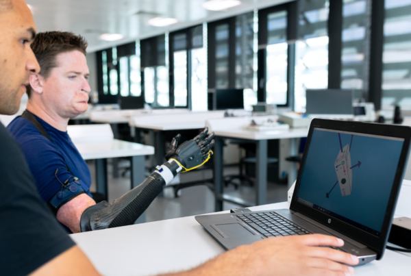 Dos hombres jóvenes con discapacidad trabajando con un ordenador