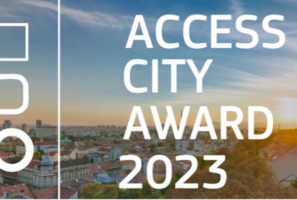 Cartel de la convocatoria del Access City Award 2023, con letras en blanco sobre la imagen panorámica de una ciudad europea