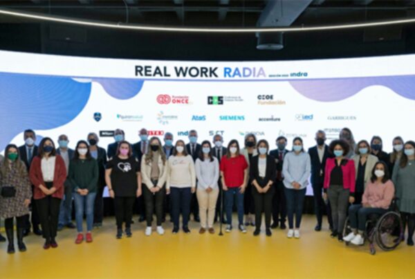 Fotografía de las personas participantes en la presentación de la tercera edición del programa Radia