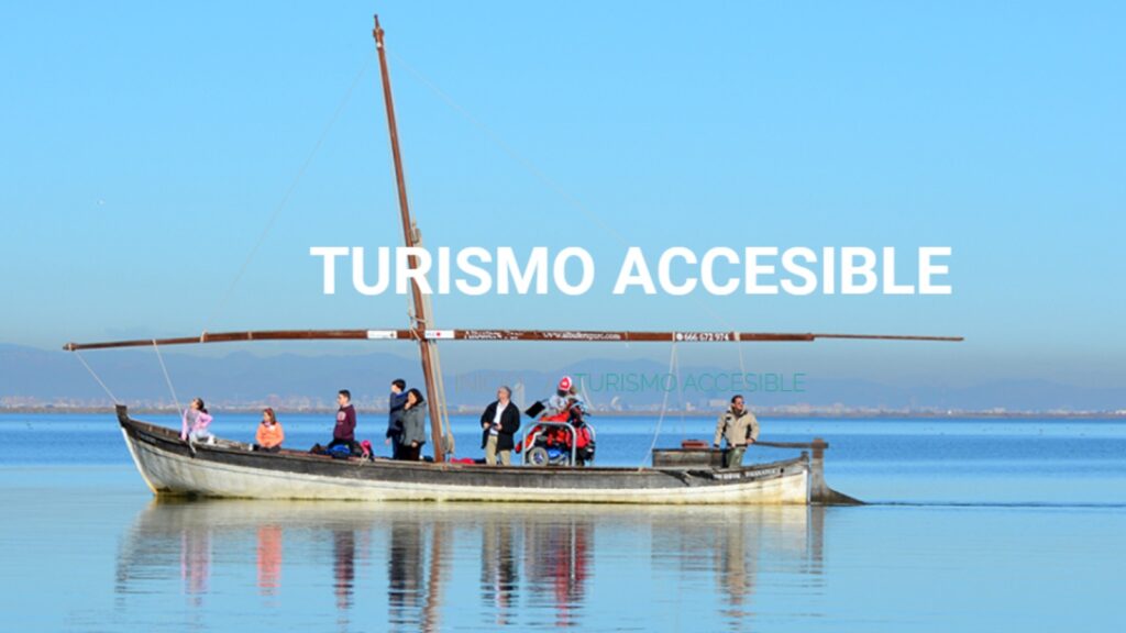 Imagen de la web de Cocemfe CV con una barca de la Albufera equipada para personas en silla de ruedas. Aparece el rótulo 'Turismo accesible', con letras mayúsculas en blanco