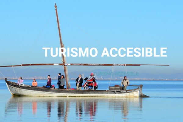 Imagen de la web de Cocemfe CV con una barca de la Albufera equipada para personas en silla de ruedas. Aparece el rótulo 'Turismo accesible', con letras mayúsculas en blanco