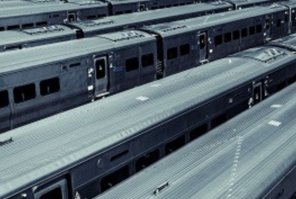 Fotografía que muestra la parte superior de varios trenes parados en una estación