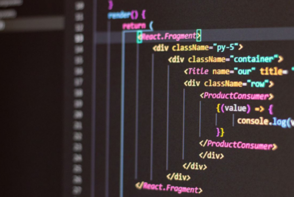 Imagen de la pantalla de un ordenador con códigos informáticos en diferentes colores