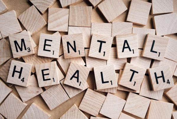 Fotografía de piezas de juego cuadradas de madera con letras que forman las palabras Mental Health