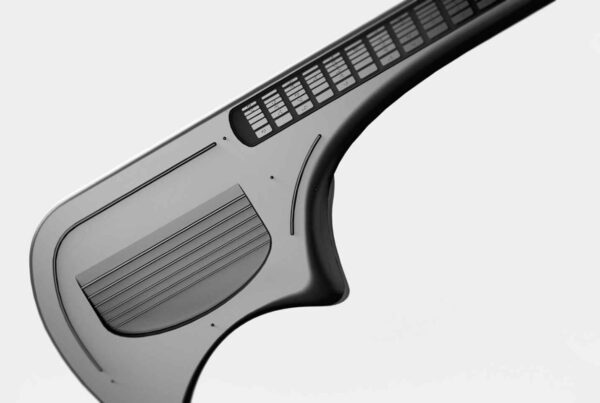 Fotografía de la guitarra diseñada en Corea para ser utilizada por personas con discapacidad visual. Tiene un color gris oscuro
