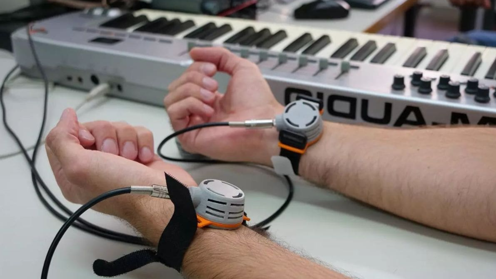 Un dispositivo tecnológico permite «escuchar música» a través del tacto