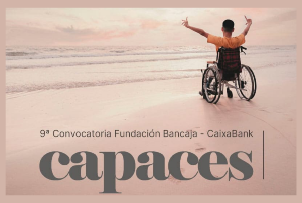 Cartel de la nueve convocatoria de las ayudas 'Capaces', con una fotografía de un chico joven en silla de ruedas, de espaldas, en la arena de la playa