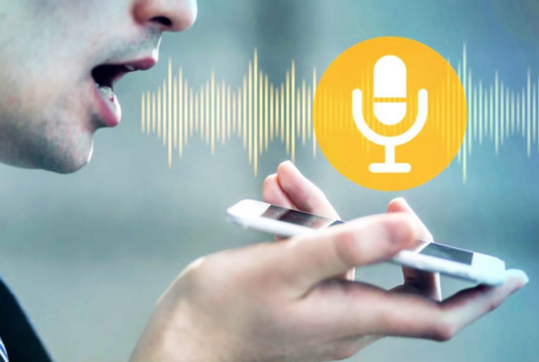 Imagen de recurso, de un hombre hablando hacia un móvil. Aparece un símbolo de un micrófono encima, en color amarillo