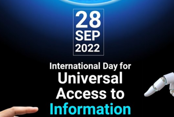 Cartel de la Unesco del Día Internacional del Acceso Universal a la información, con los datos en inglés y dos manos, una a cada lado, una humana y otra de un robot.