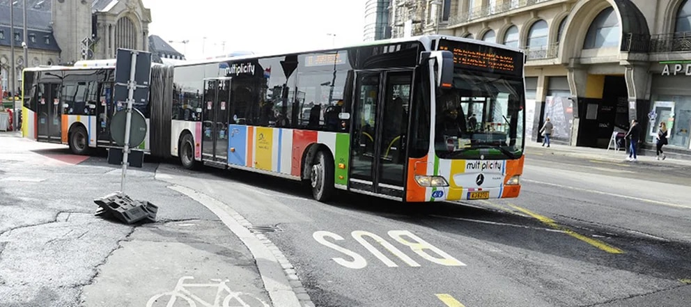 Fotografía de un autobús accesible que circula por una calle de Luxemburgo