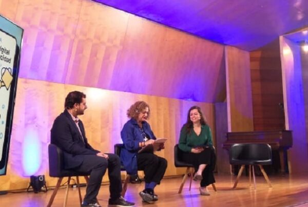 Fotografía de la apertura de la jornada de dicatic, con Toni Colomina, director de Área del Fondo de Arte y Patrimonio (UPV); Chele Esteve, directora de la Cátedra de Brecha Digital y Diversidad Funcional (DicaTIC), y María Muñoz, directora general para la Lucha contra la Brecha Digital de la Consellería de Innovación, Universidades, Ciencia y Sociedad Digital de la Generalitat Valenciana.