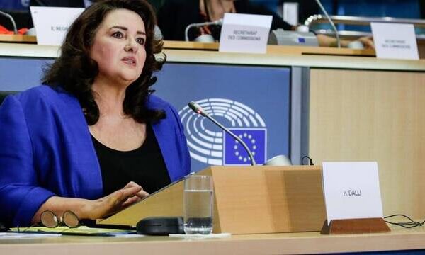 Fotografía de la comisaria europea de Igualdad, Helena Dalli, en su escaño en la Comisión Europea
