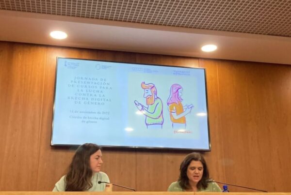 La directora general de Brecha Digital de la Generalitat, María Muñoz, y la directora de la Cátedra de Brecha Digital y Género abren la jornada de presentación de los cursos para combatirla