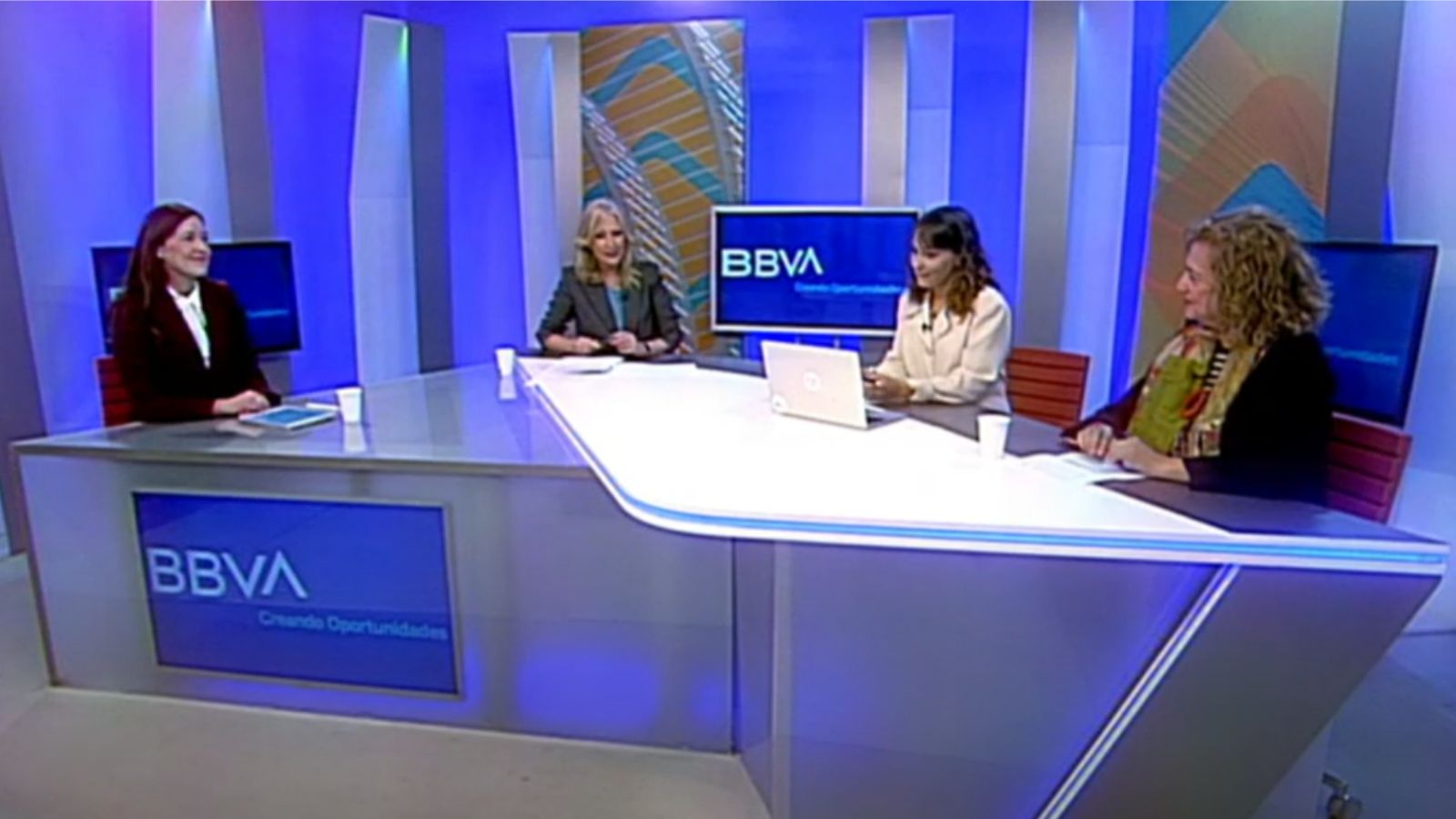 Fotograma del vídeo de la entrevista en la televisión de Valencia, con las cuatro participantes (nombres, en el texto principal)