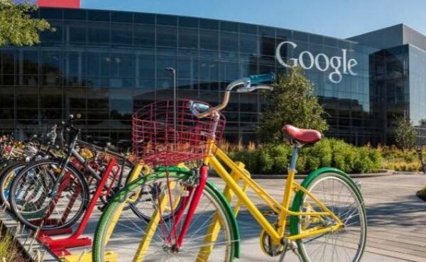 Fotografía del exterior de la sede de Google, con bicicletas de colores en primer plano