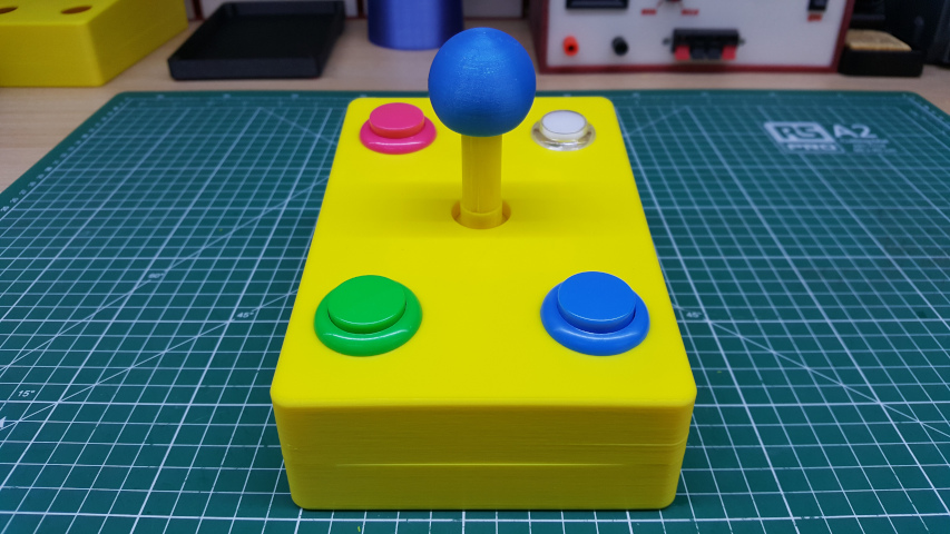 Un joystick, un soporte para tabletas y un adaptador del móvil accesibles, gratis para imprimir en 3D