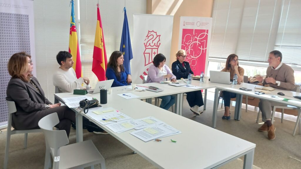 Fotografía de las y los participantes en la reunión del observatorio de brecha digital