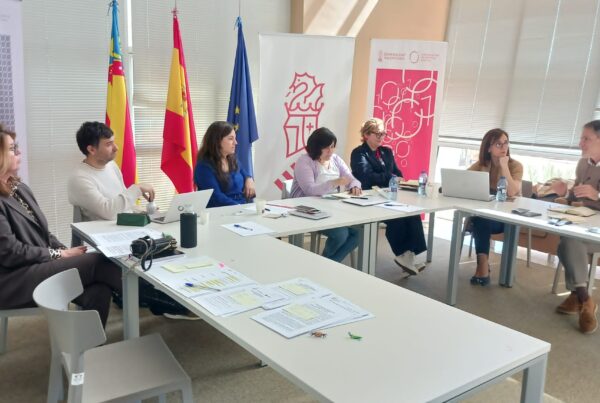 Fotografía de las y los participantes en la reunión del observatorio de brecha digital
