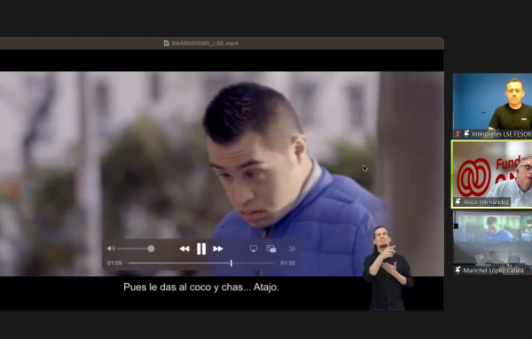 un chico con síndrome de down en una captura de pantalla de ordenador