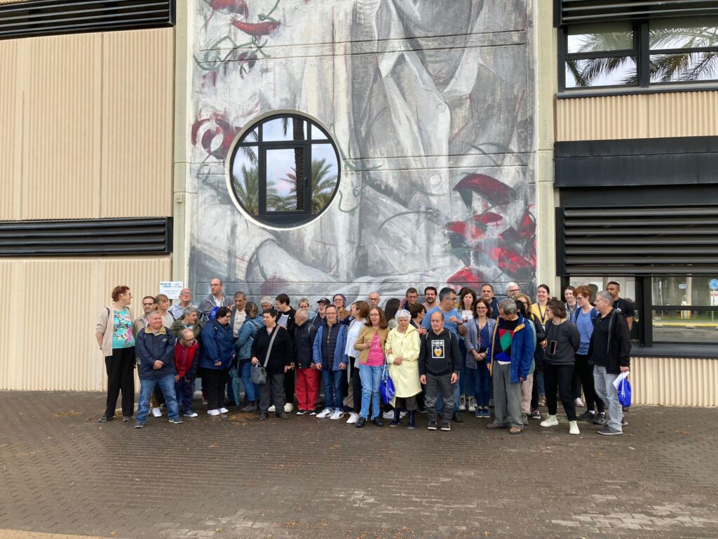 Foto de grupo del alumnos del centro ocupacional Misericordia en su visita a la Universidad Politécnica de Valencia