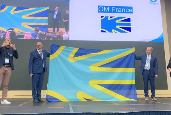 Presentación de la bandera de la federación mundial de sordos. La bandera está inspirada en una mano.
