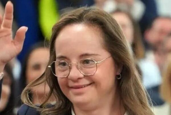 la diputada mar galceran levanta la mano en un mitin del PP en Valencia