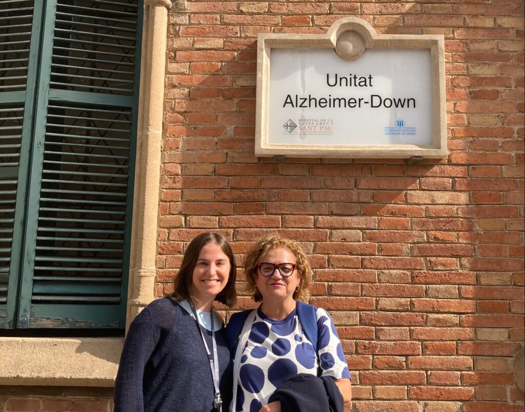 Soriano y Esteve en el exterior del hospital Sant Pau de Barcelona junto a la placa Unidad Alzheimer Down