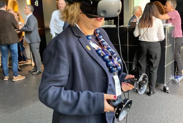 Chele Esteve, directora de dicatic con unas gafas y mandos de realidad virtual