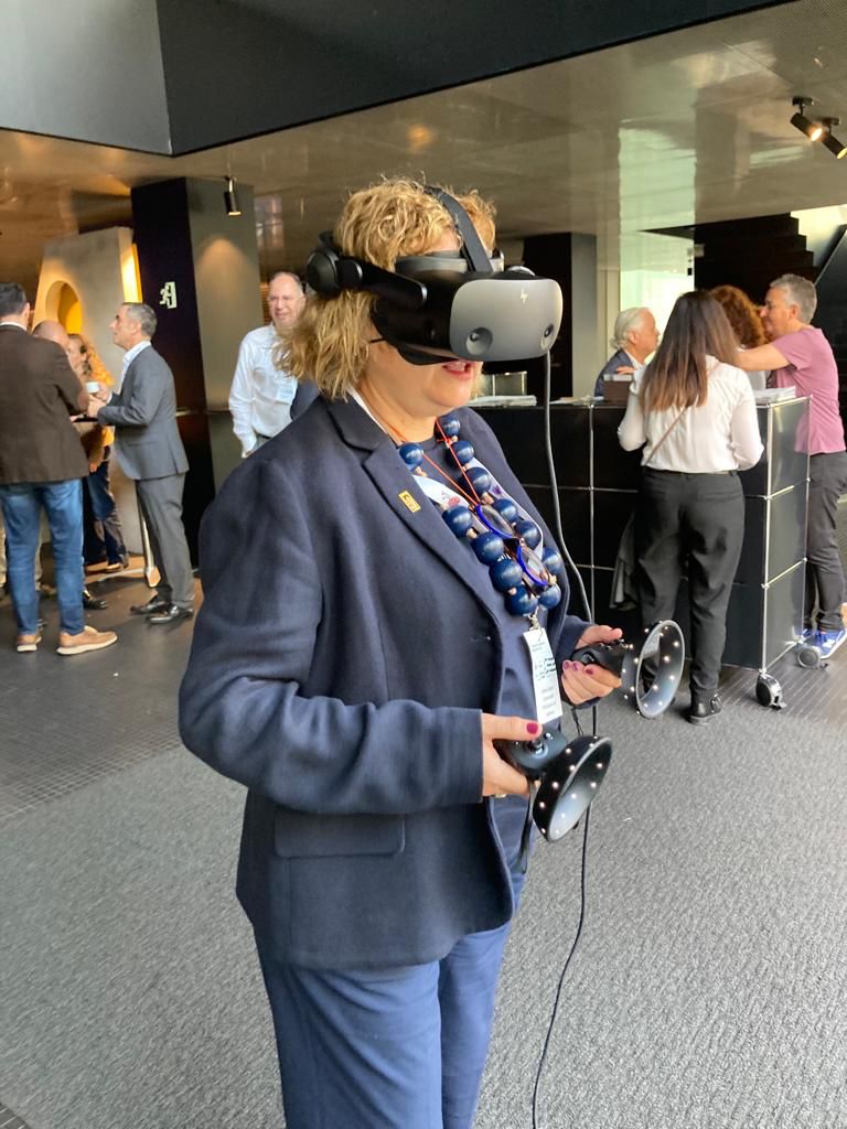 Chele Esteve, directora de dicatic con unas gafas y mandos de realidad virtual