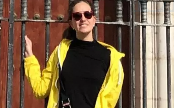 Carmen Lafuente vista un chubasquero amarillo y jersey negro en una imagen tomada en la calle