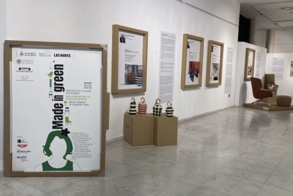 vista general de la exposición made in green diseñadoras por un planeta saludable. en primer plano está el cartel anunciados y al fondo se ven unos botijos de diseño pintados con lunares de colores