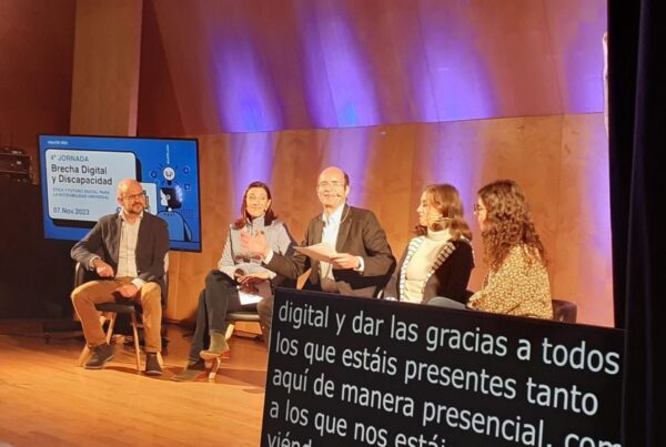 Los cuatro ponentes de la mesa sobre brecha digital y el moderador en el escenario del salón de actos de la ONCE en Valencia