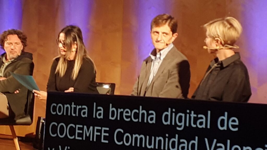 ponentes de la mesa redonda de dicatic sobre etica y accesibilidad tecnologica en el salon de actos de la fundación ONCE Valencia