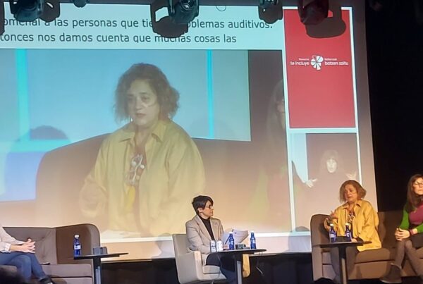 La directora de dicatic en la pantalla del salon donde se celebra la jornada de Pamplona.