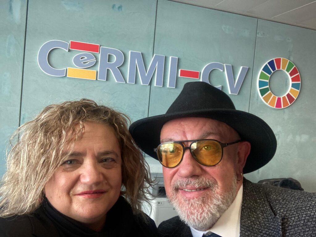 Foto de Chele Esteve y Luis Vañó y al fondo en la pared el logotipo del CERMI