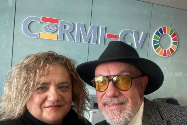 Foto de Chele Esteve y Luis Vañó y al fondo en la pared el logotipo del CERMI