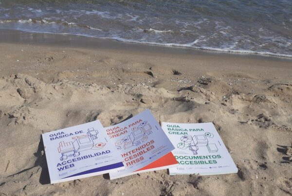 fotografía de las tres guias dicatic sobre la arena de la playa, muy cerca del agua
