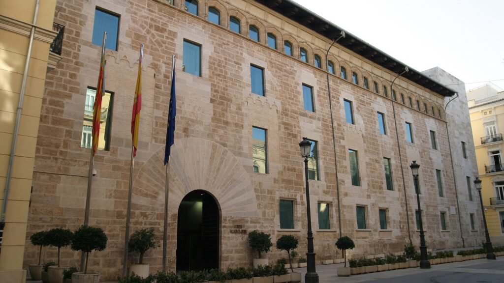Fotografía de la fachada del edificio de las cortes valencianas