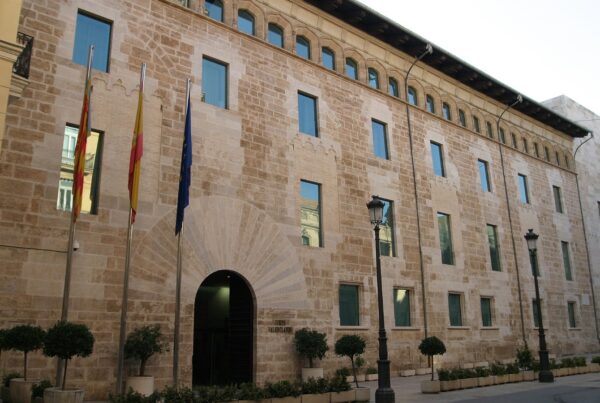 Fotografía de la fachada del edificio de las cortes valencianas