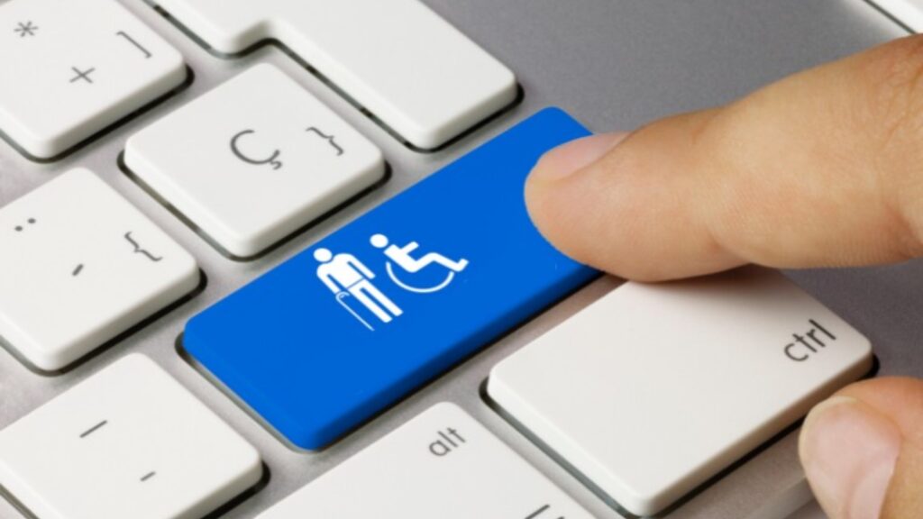 tecla del teclado de un ordenador, en azul y con los símbolos de personas con discapacidad en blanco