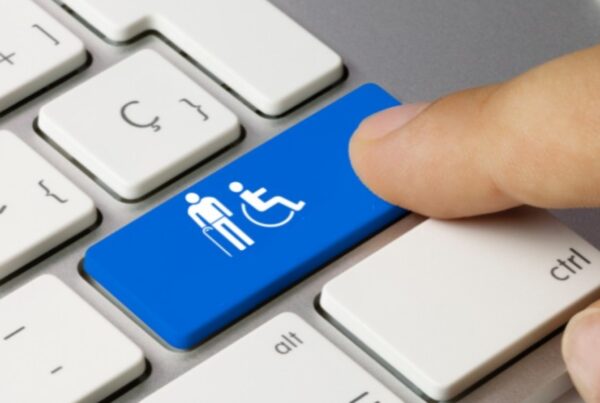 tecla del teclado de un ordenador, en azul y con los símbolos de personas con discapacidad en blanco