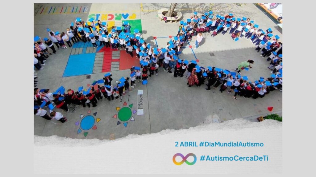 Imagen de varias personas en una plaza, formando un gran lazo azul símbolo del día mundial del autismo