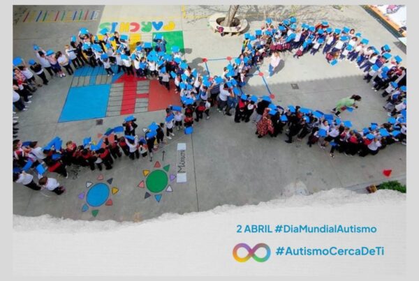 Imagen de varias personas en una plaza, formando un gran lazo azul símbolo del día mundial del autismo