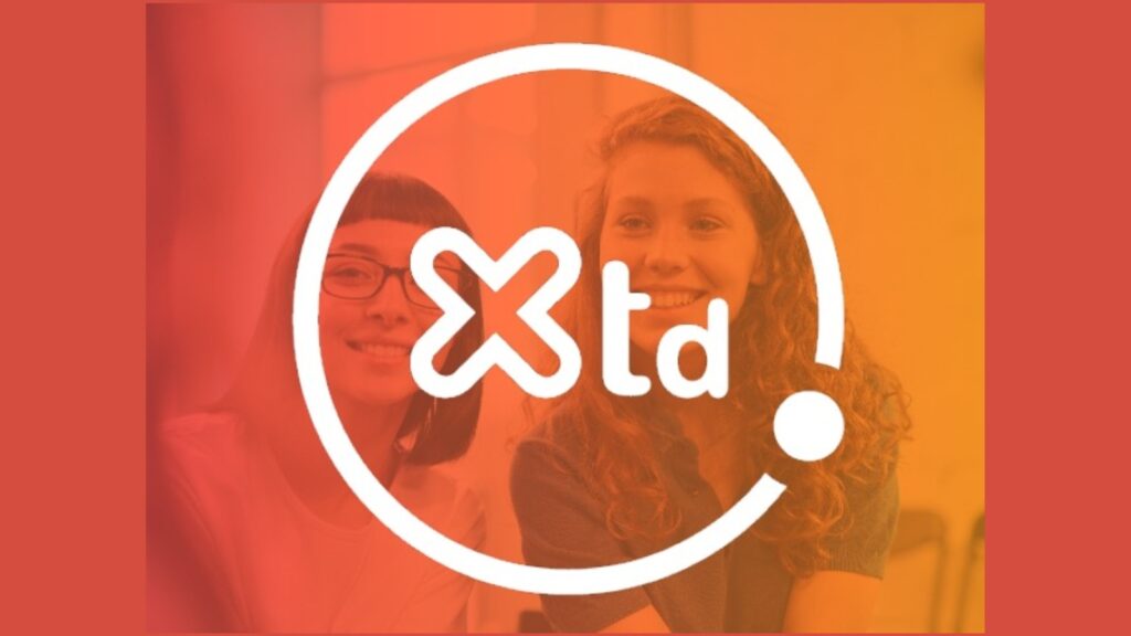 Imagen de la plataforma por talento digital. Al fondo, desdibujada, la fotografía de dos chicas jóvenes
