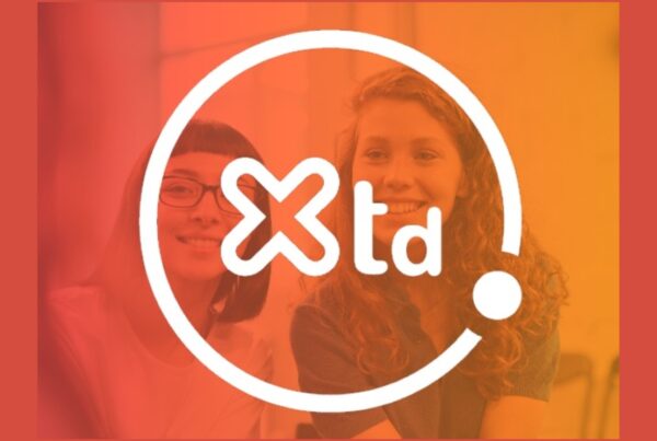 Imagen de la plataforma por talento digital. Al fondo, desdibujada, la fotografía de dos chicas jóvenes